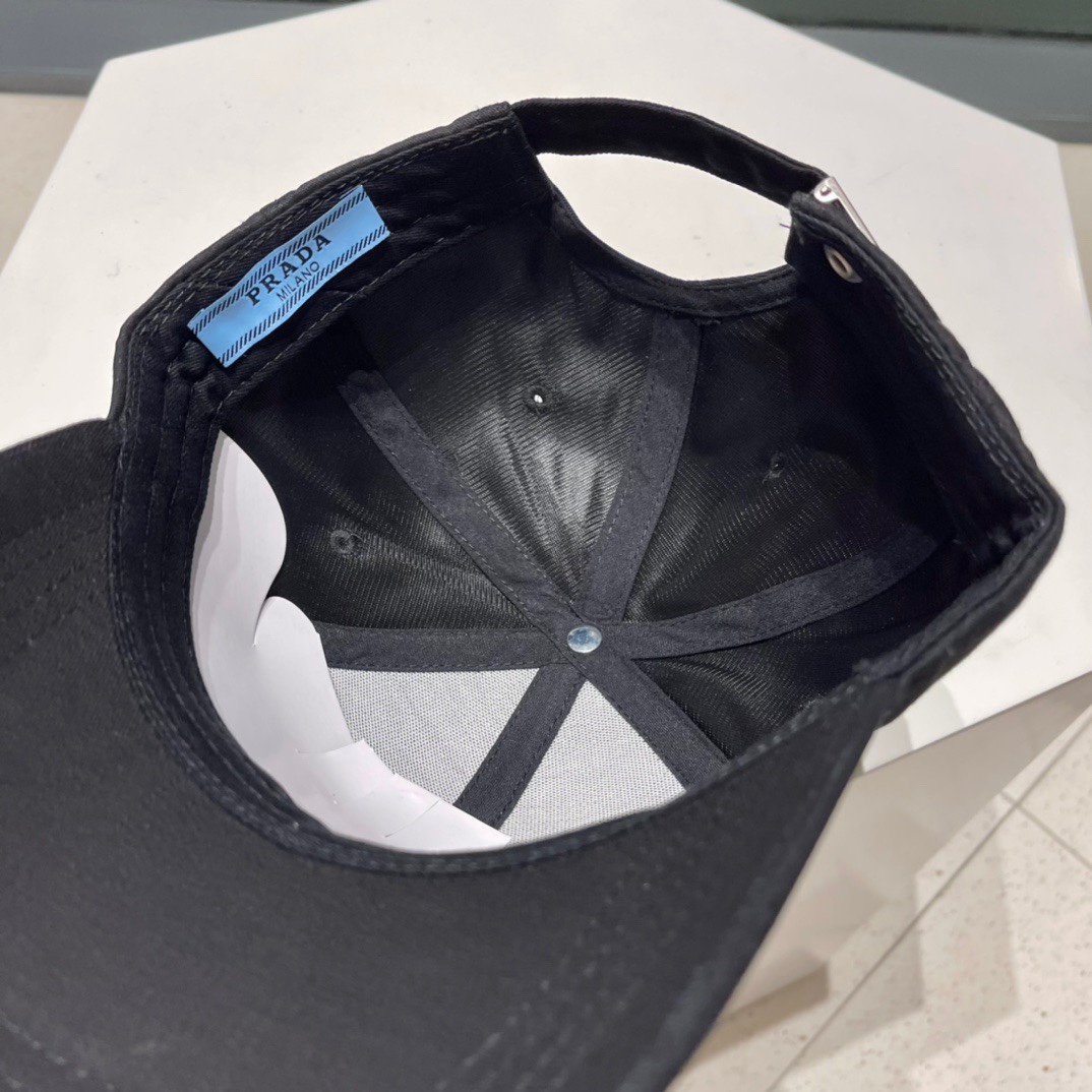  PRADA 普拉达 新品棒球帽 代购版本！时尚潮流，高端做工！非一般的品质，细节看实拍哦