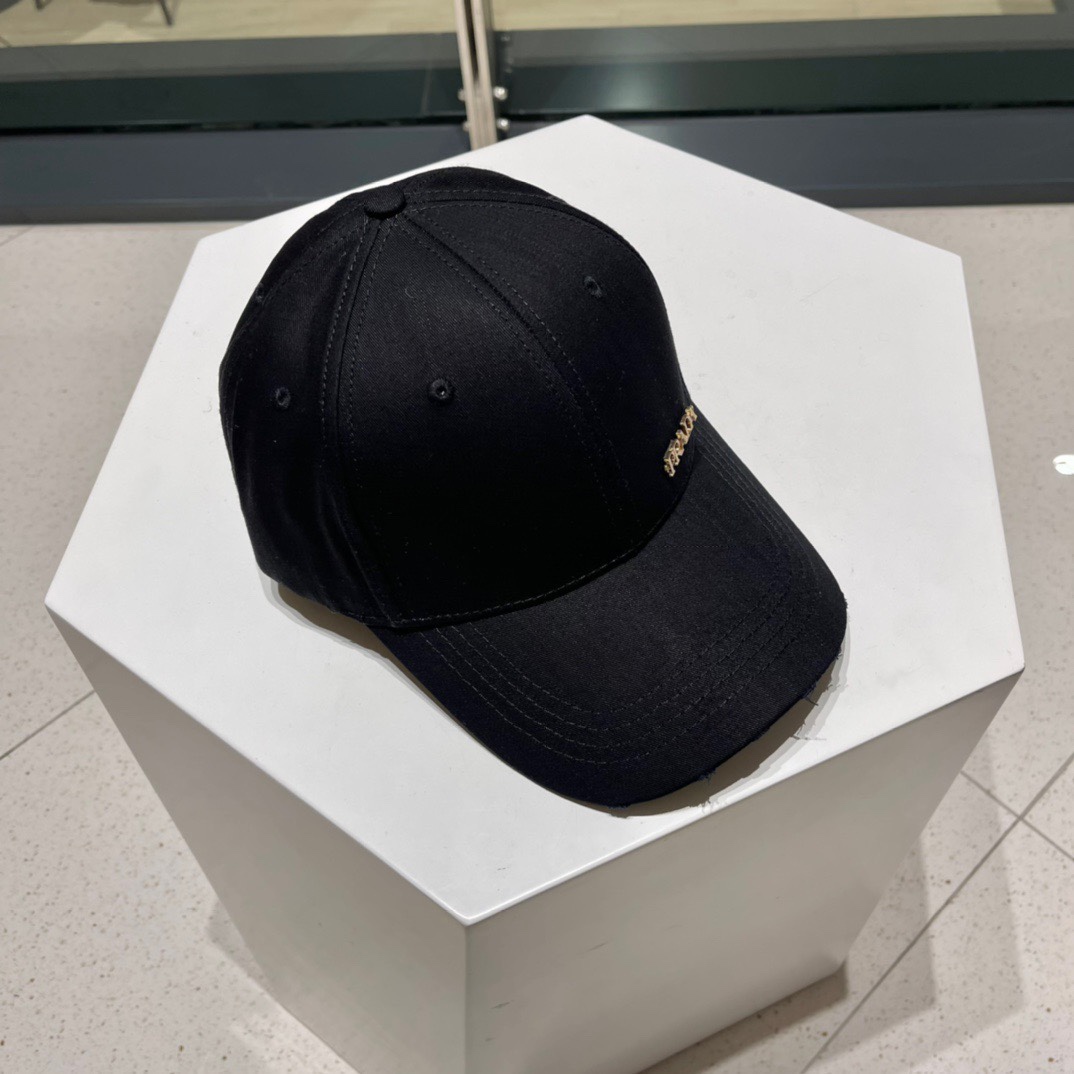  PRADA 普拉达 新品棒球帽 代购版本！时尚潮流，高端做工！非一般的品质，细节看实拍哦