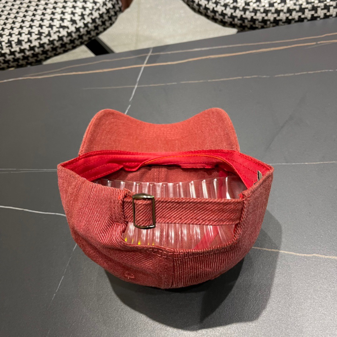  新款BALENCIAGA/巴黎世家鸭舌帽画画字母棒球帽，雅痞街头风，时尚男女妥妥驾驭！

