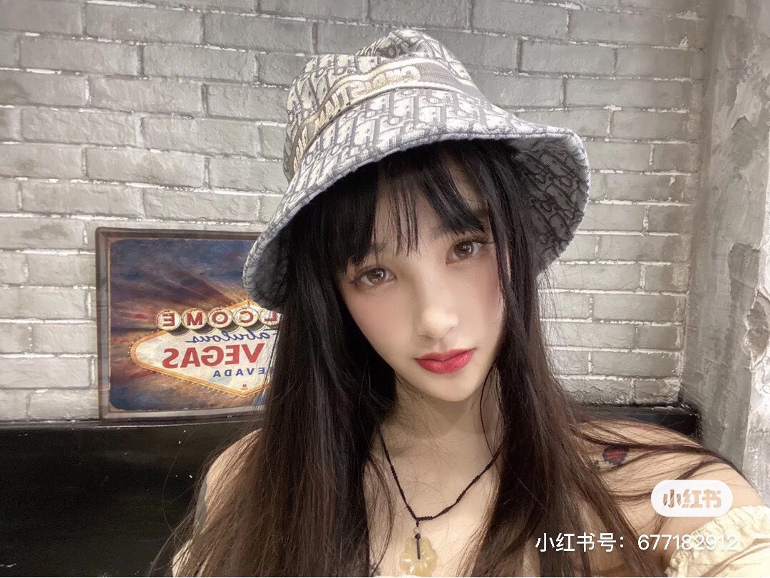 Dior DIOR官网同步新款发布 纯棉D家棒渔夫帽 整个帽子质感超级好，上头效果很nice，萝莉御姐都可出众，超级火爆哦