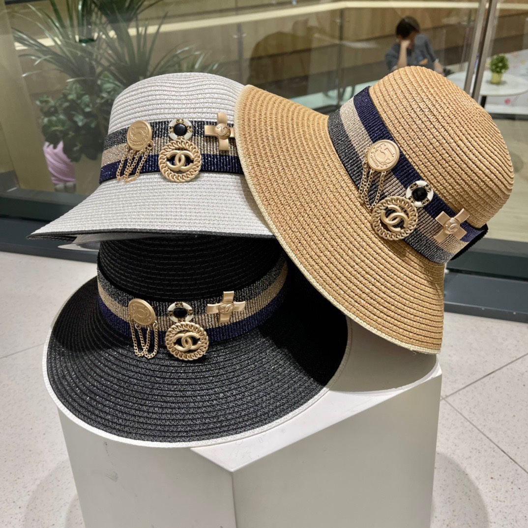【Chanel】Nuevo sombrero de paja con broche de 2023, imprescindible para vacaciones y ocio, elegante y generoso.