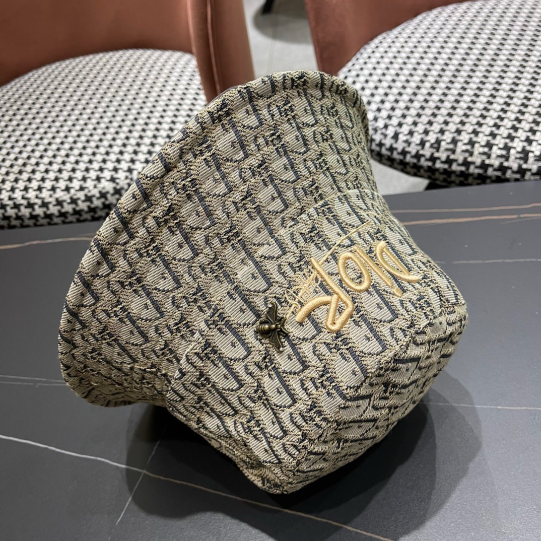  Dior 迪奥 新款原单渔夫帽， 精致純也格调很有感觉，很酷很时尚，专柜断货热门，质量超赞