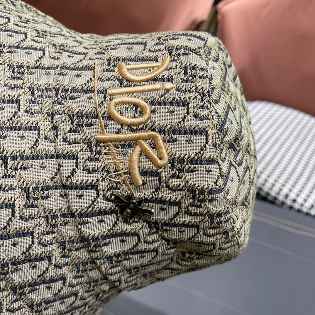  Dior 迪奥 新款原单渔夫帽， 精致純也格调很有感觉，很酷很时尚，专柜断货热门，质量超赞