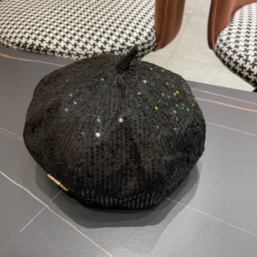  Chanel 香奈儿*早秋贝雷帽不得不爱的贝雷帽
基础百搭的纯色系~超经典的贝雷版型
拗造型的神器！