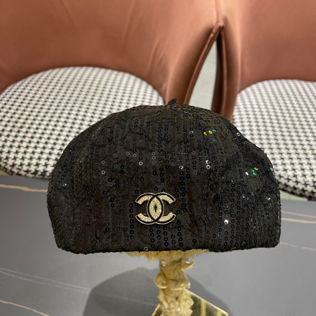  Chanel 香奈儿*早秋贝雷帽不得不爱的贝雷帽
基础百搭的纯色系~超经典的贝雷版型
拗造型的神器！