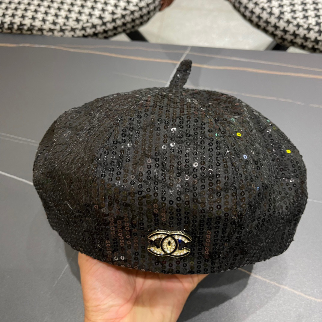  Chanel 香奈儿*早秋贝雷帽不得不爱的贝雷帽
基础百搭的纯色系~超经典的贝雷版型
拗造型的神器！