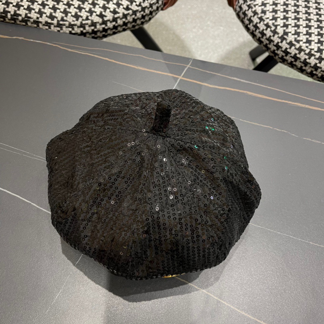  Chanel 香奈儿*早秋贝雷帽不得不爱的贝雷帽
基础百搭的纯色系~超经典的贝雷版型
拗造型的神器！