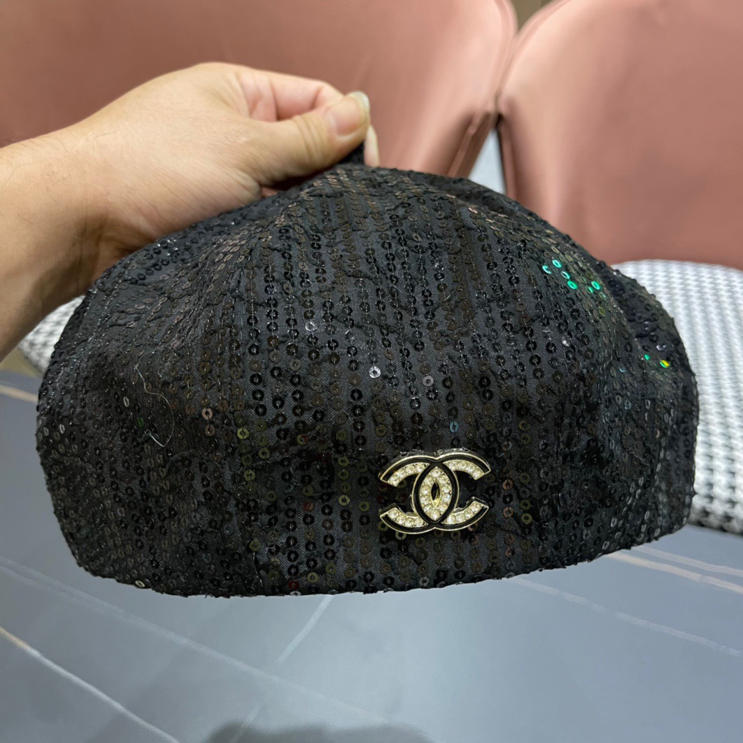  Chanel 香奈儿*早秋贝雷帽不得不爱的贝雷帽
基础百搭的纯色系~超经典的贝雷版型
拗造型的神器！