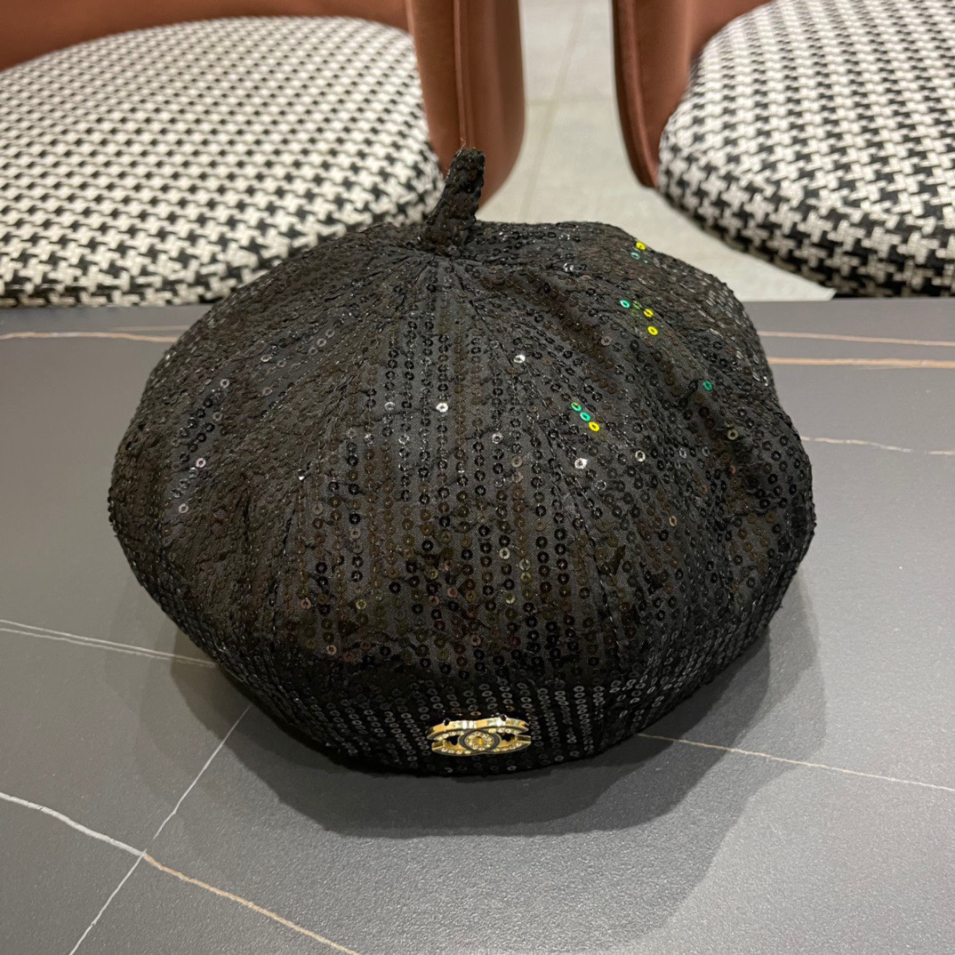  Chanel 香奈儿*早秋贝雷帽不得不爱的贝雷帽
基础百搭的纯色系~超经典的贝雷版型
拗造型的神器！