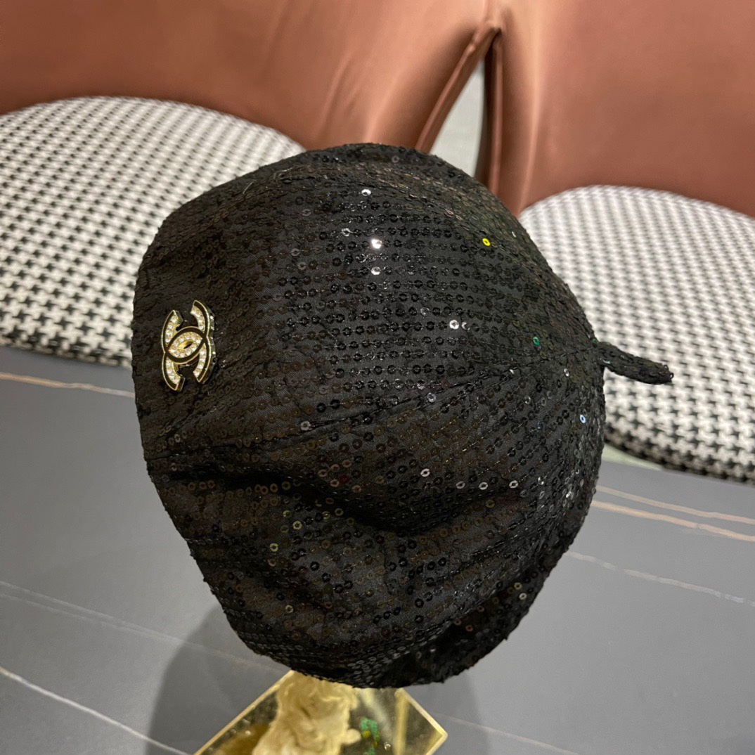  Chanel 香奈儿*早秋贝雷帽不得不爱的贝雷帽
基础百搭的纯色系~超经典的贝雷版型
拗造型的神器！