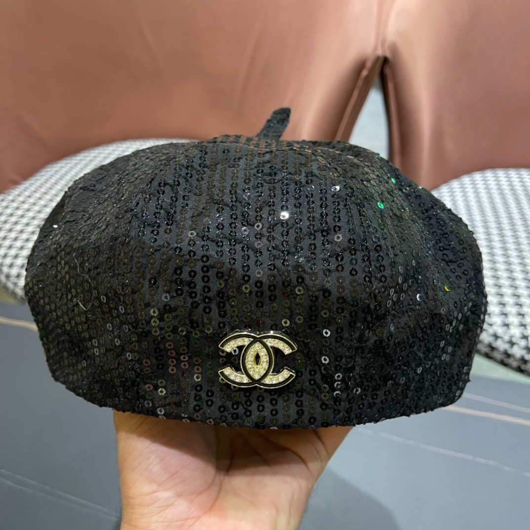  Chanel 香奈儿*早秋贝雷帽不得不爱的贝雷帽
基础百搭的纯色系~超经典的贝雷版型
拗造型的神器！