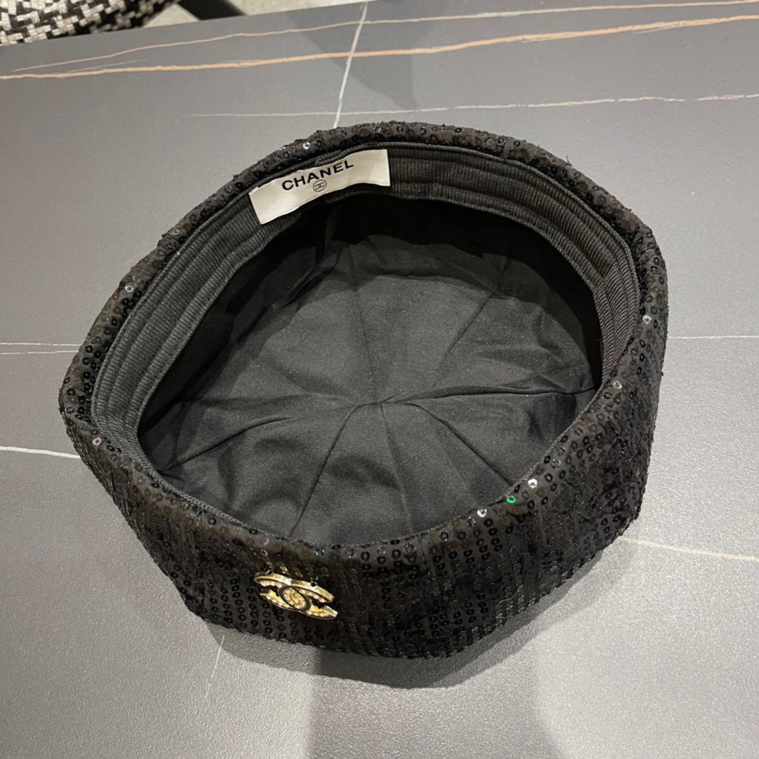  Chanel 香奈儿*早秋贝雷帽不得不爱的贝雷帽
基础百搭的纯色系~超经典的贝雷版型
拗造型的神器！