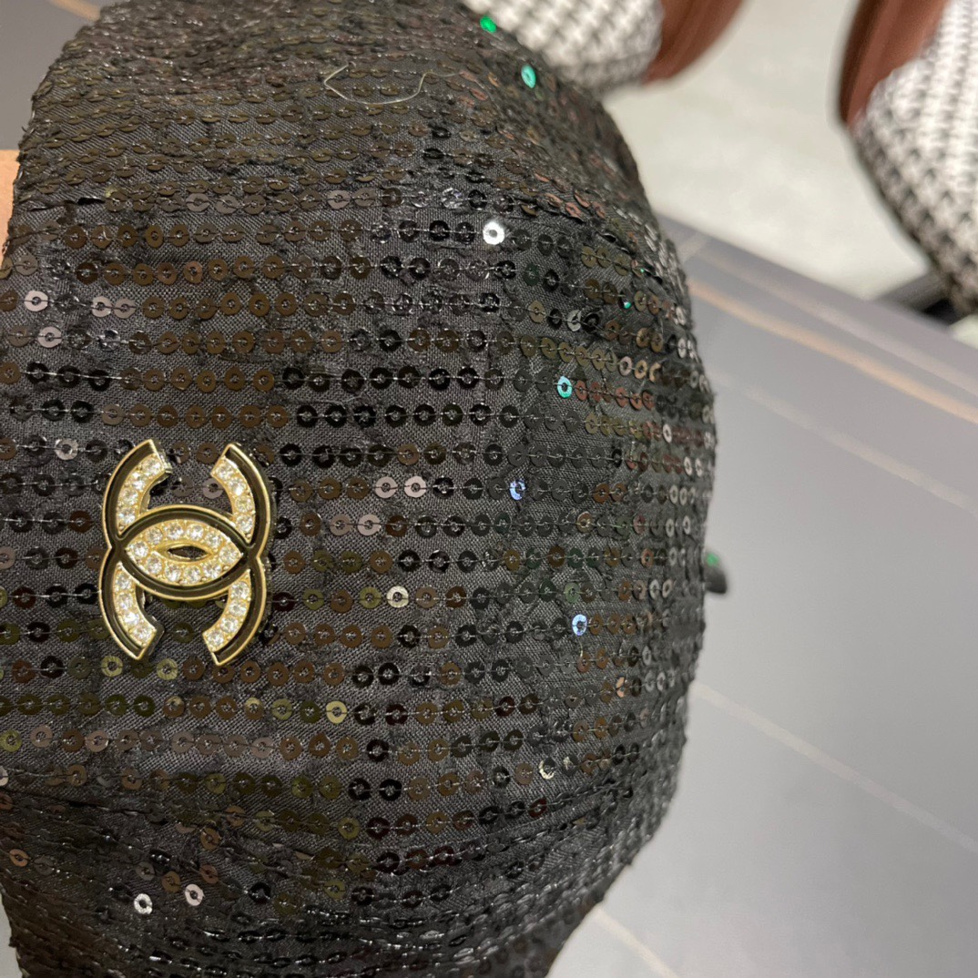  Chanel 香奈儿*早秋贝雷帽不得不爱的贝雷帽
基础百搭的纯色系~超经典的贝雷版型
拗造型的神器！