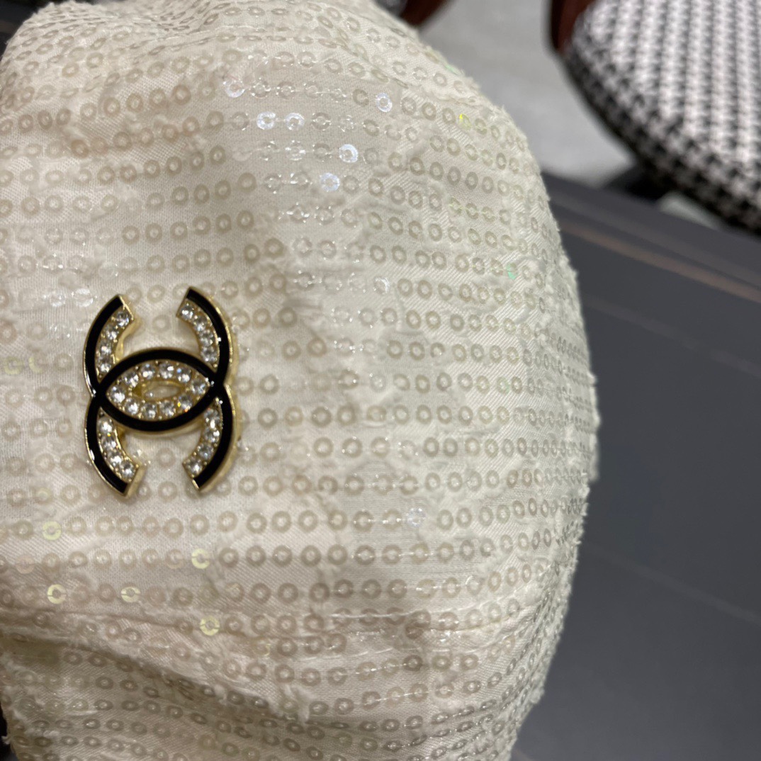  Chanel 香奈儿*早秋贝雷帽不得不爱的贝雷帽
基础百搭的纯色系~超经典的贝雷版型
拗造型的神器！