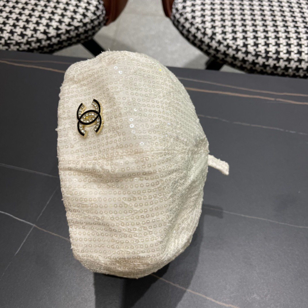  Chanel 香奈儿*早秋贝雷帽不得不爱的贝雷帽
基础百搭的纯色系~超经典的贝雷版型
拗造型的神器！