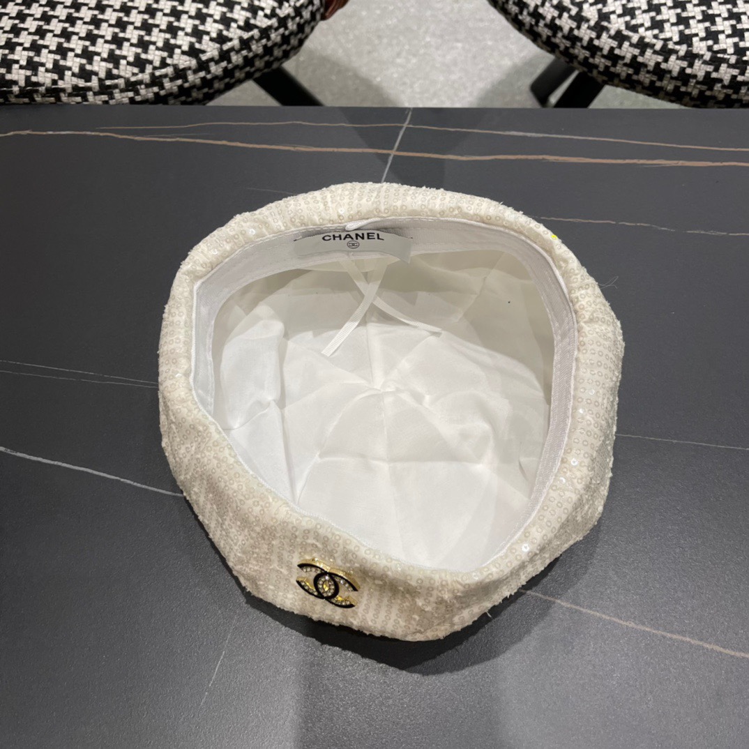  Chanel 香奈儿*早秋贝雷帽不得不爱的贝雷帽
基础百搭的纯色系~超经典的贝雷版型
拗造型的神器！