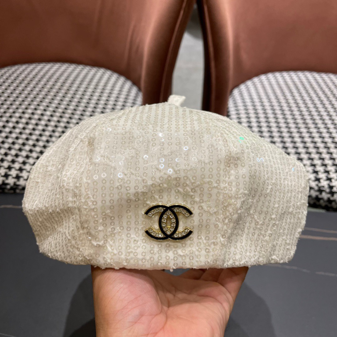  Chanel 香奈儿*早秋贝雷帽不得不爱的贝雷帽
基础百搭的纯色系~超经典的贝雷版型
拗造型的神器！