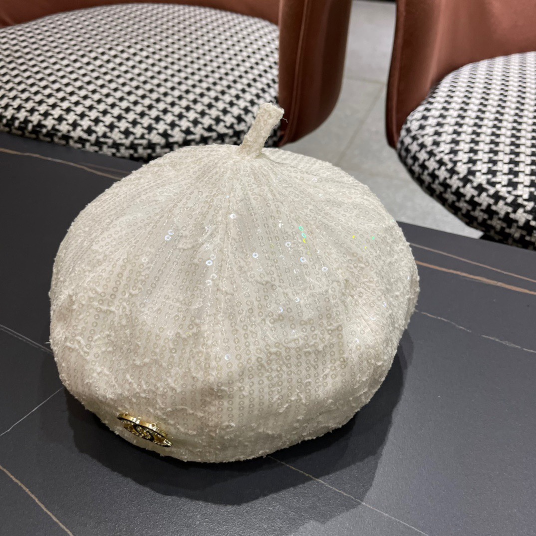  Chanel 香奈儿*早秋贝雷帽不得不爱的贝雷帽
基础百搭的纯色系~超经典的贝雷版型
拗造型的神器！