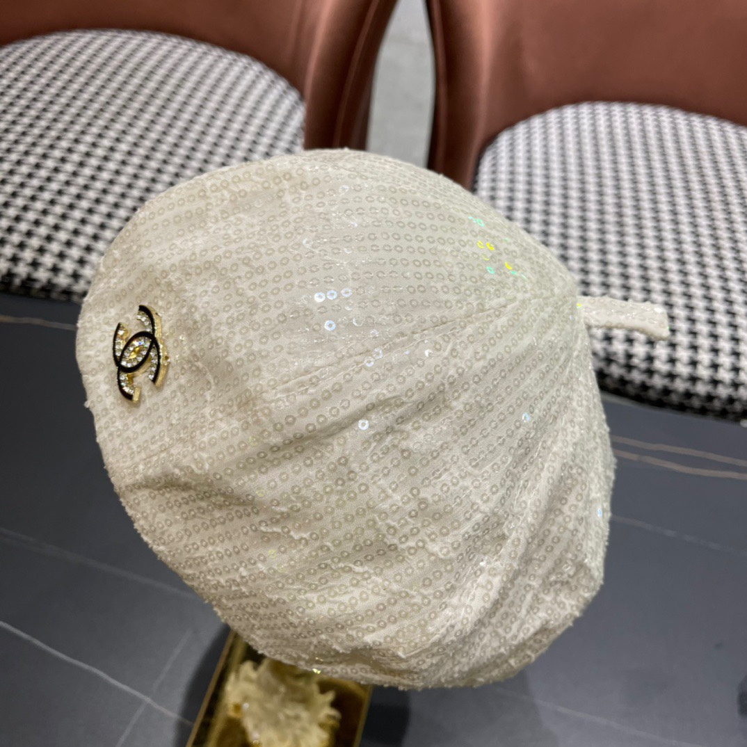  Chanel 香奈儿*早秋贝雷帽不得不爱的贝雷帽
基础百搭的纯色系~超经典的贝雷版型
拗造型的神器！