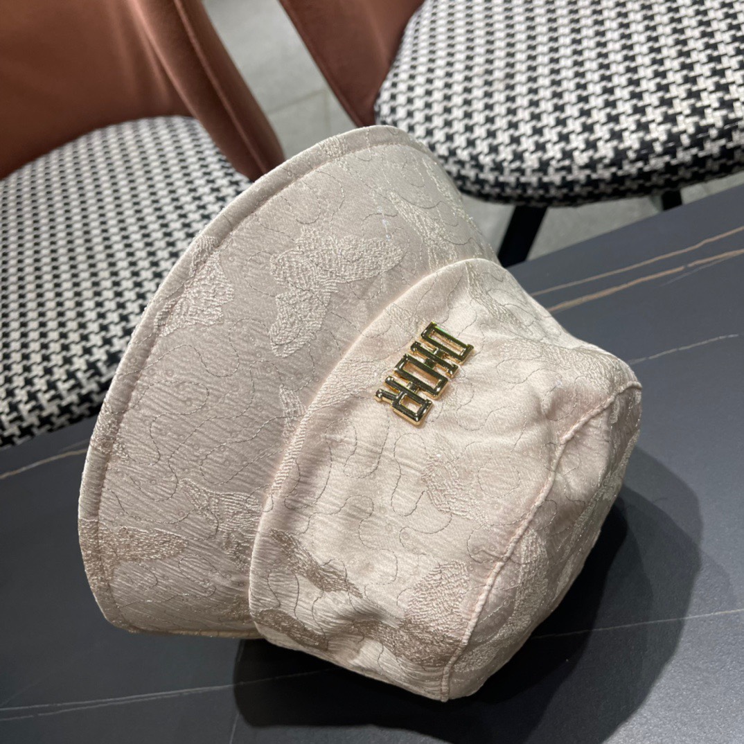 
Dior(迪奥)2024新款渔夫帽， 精致純也格调很有感觉，很酷很时尚，质量超赞