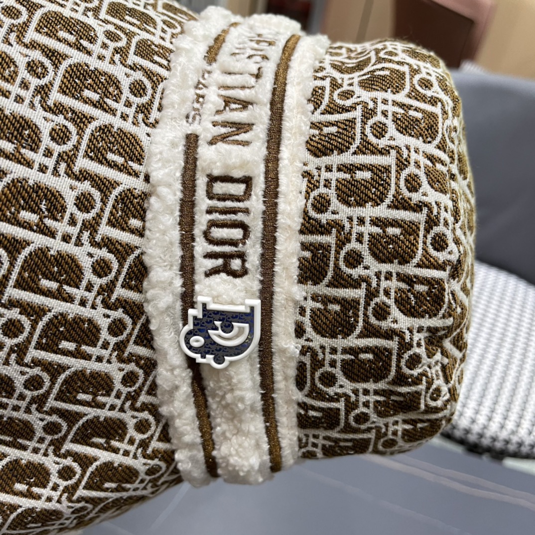 Dior 迪奥 新款原单秋冬款毛绒渔夫帽， 精致純也格调很有感觉，很酷很时尚，质量超赞