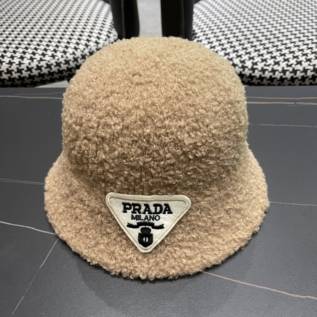 NO:214311,Pr@da Prada's new autumn and winter lamb plush fisherman's hat~ It's a super perfect interpretation of sweet and cool style. I love hats, fisherman's hats, baseball hats, knit hats, hats, prada, espadrilles, hats19860909Pr@da 普拉达秋冬新款羊羔毛绒渔夫帽～ 完全是超级完美的诠释了甜酷风 简直太爱了帽子渔夫帽棒球帽针织帽,帽子,prada,espadrilles,hats,hat