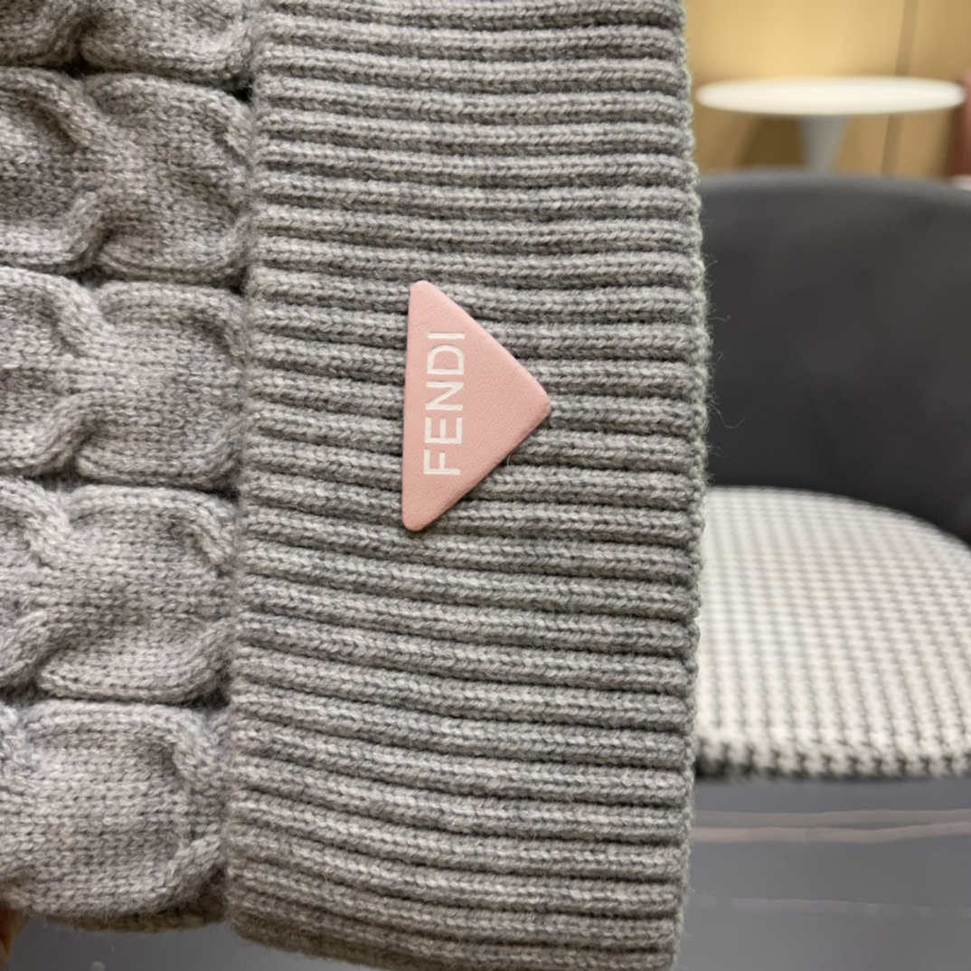  芬迪 FF 美拉德配色毛线帽经典款的带球帽型配确实别有一番味道 青春洋溢 充满活力💯