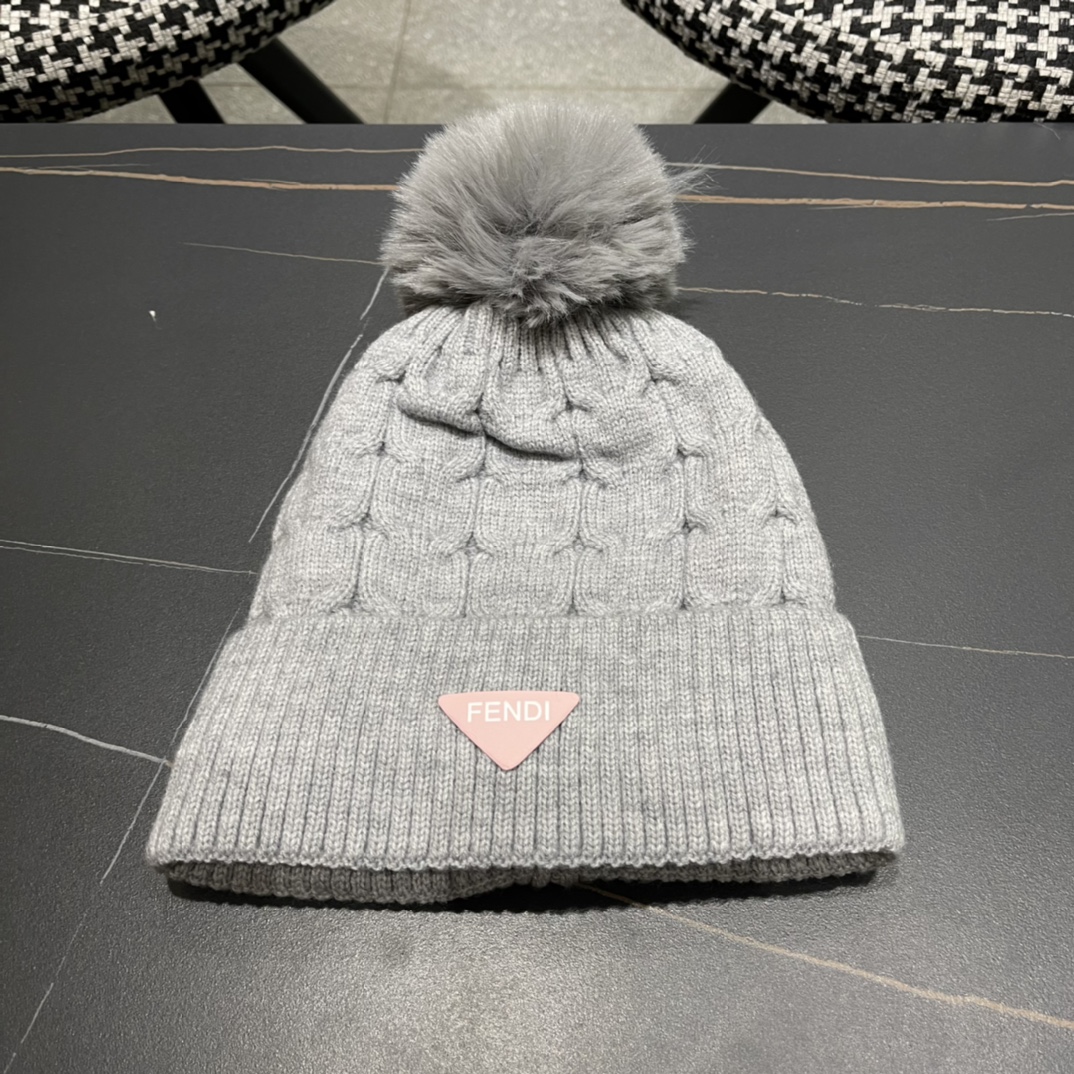  芬迪 FF 美拉德配色毛线帽经典款的带球帽型配确实别有一番味道 青春洋溢 充满活力💯