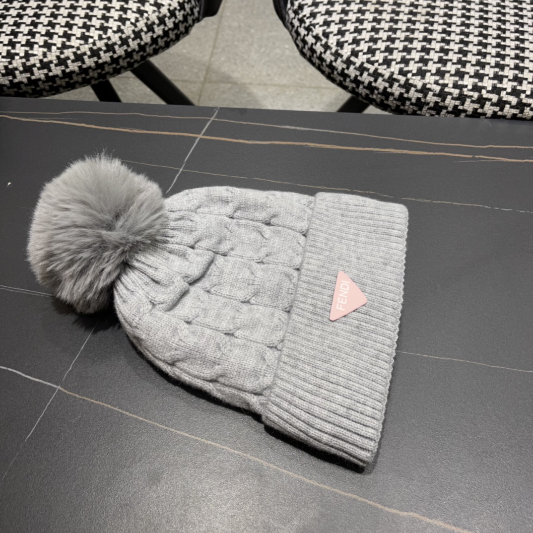  芬迪 FF 美拉德配色毛线帽经典款的带球帽型配确实别有一番味道 青春洋溢 充满活力💯