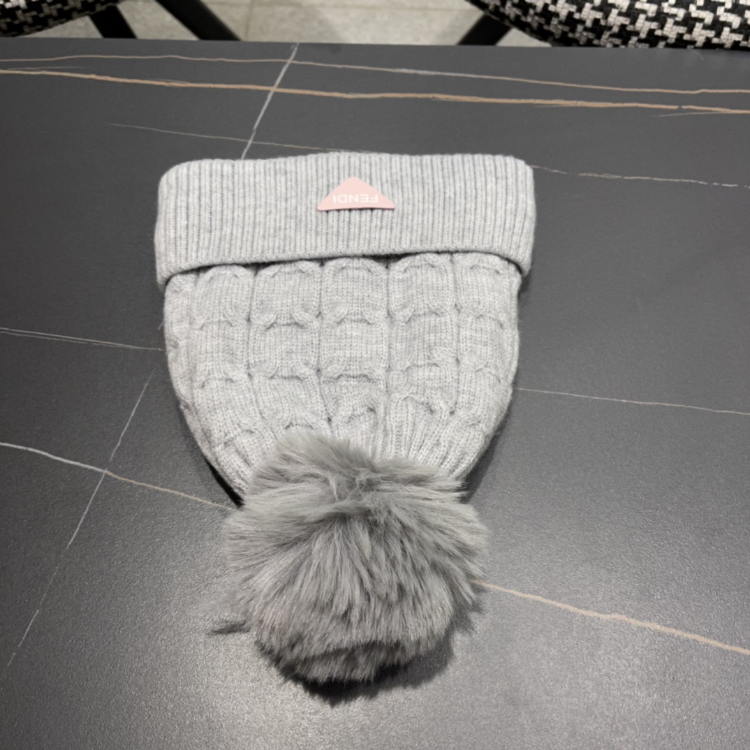  芬迪 FF 美拉德配色毛线帽经典款的带球帽型配确实别有一番味道 青春洋溢 充满活力💯