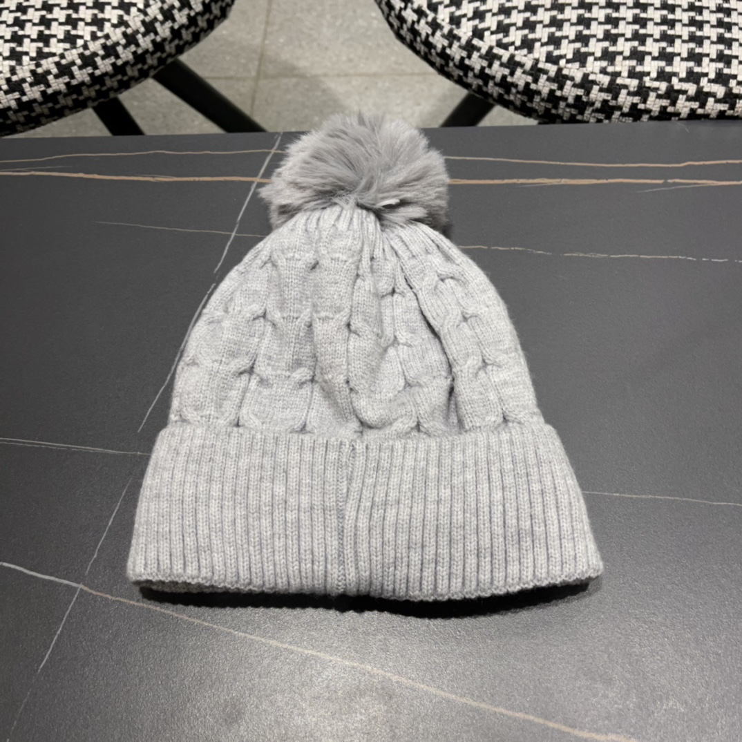  芬迪 FF 美拉德配色毛线帽经典款的带球帽型配确实别有一番味道 青春洋溢 充满活力💯