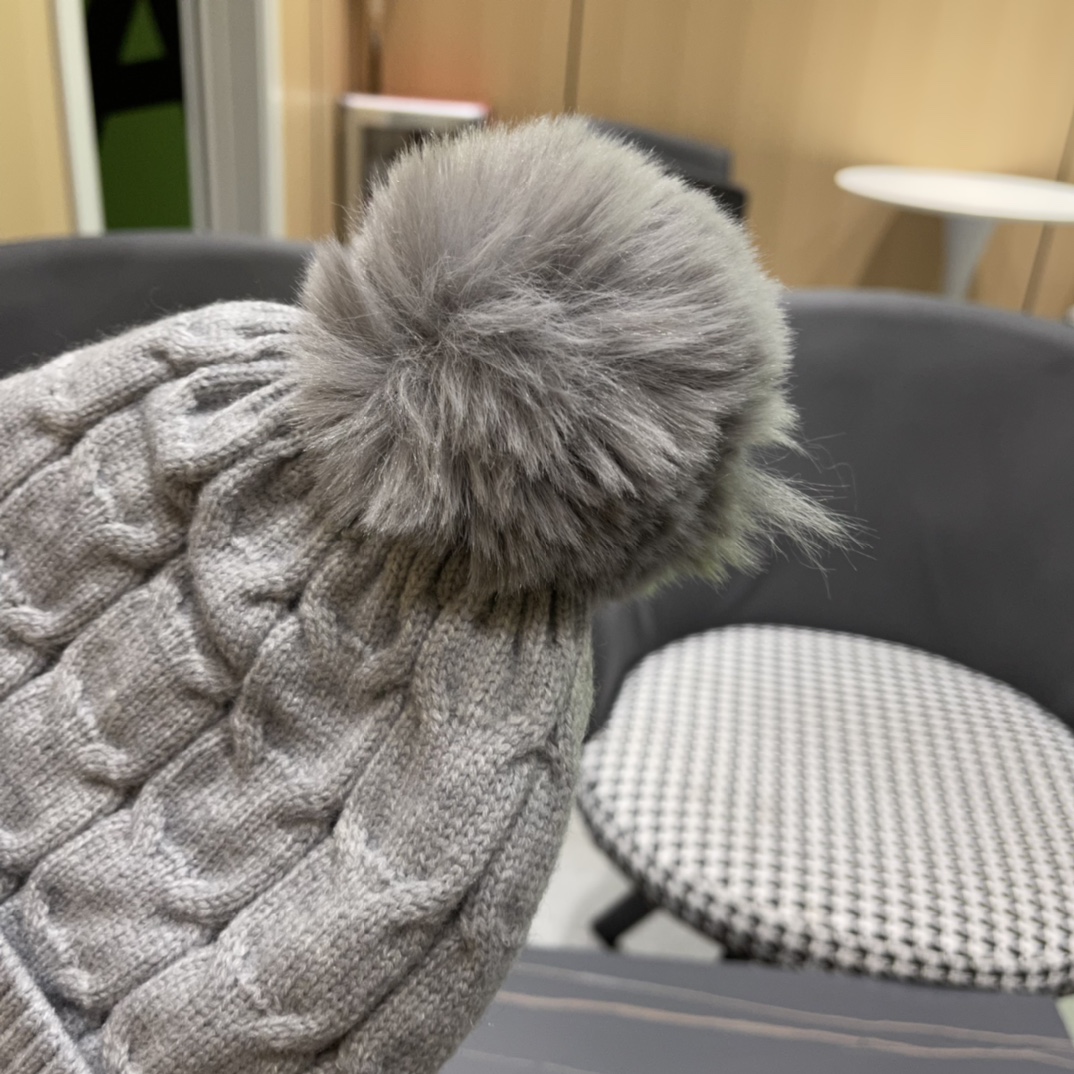  芬迪 FF 美拉德配色毛线帽经典款的带球帽型配确实别有一番味道 青春洋溢 充满活力💯