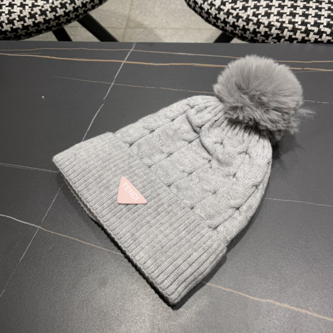  芬迪 FF 美拉德配色毛线帽经典款的带球帽型配确实别有一番味道 青春洋溢 充满活力💯