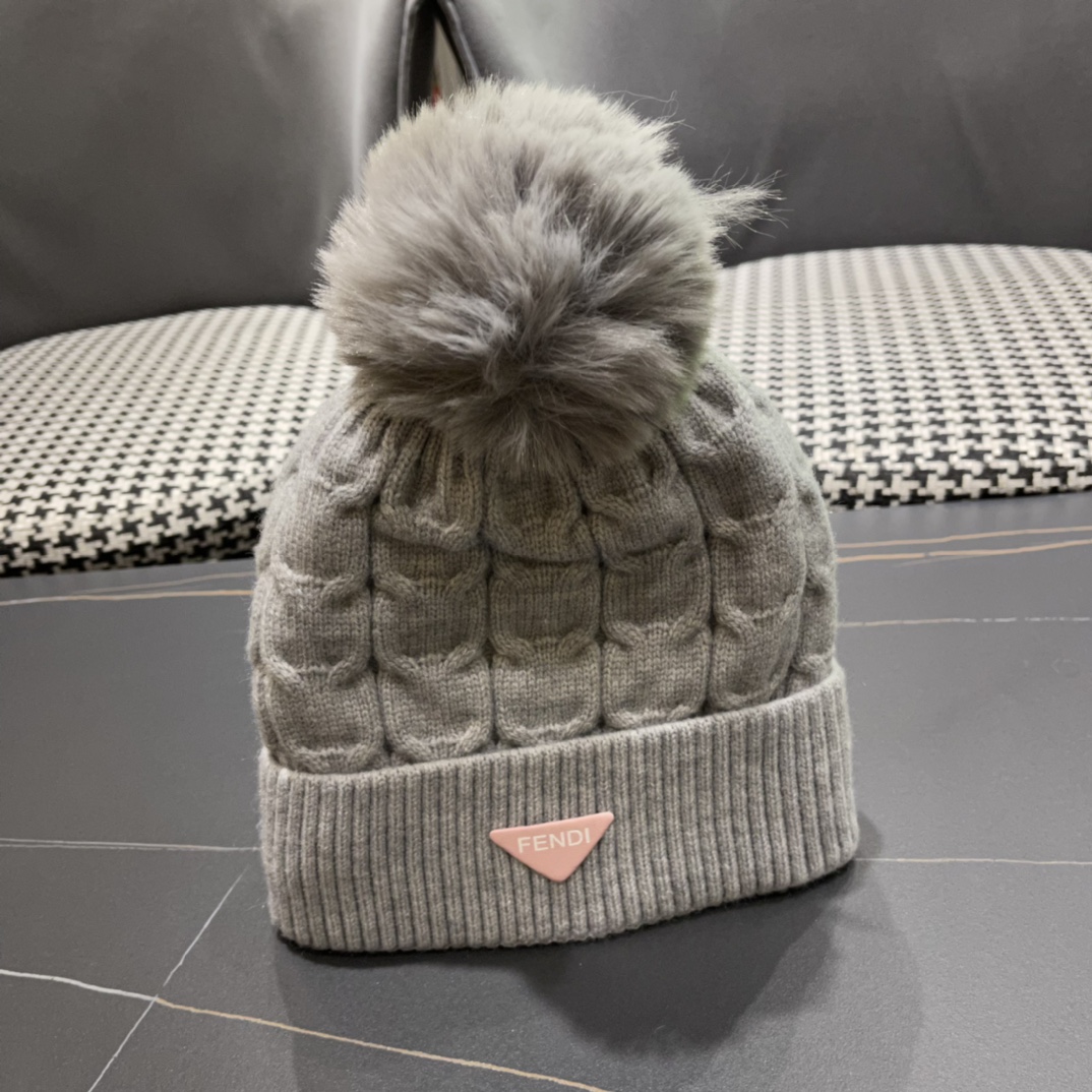  芬迪 FF 美拉德配色毛线帽经典款的带球帽型配确实别有一番味道 青春洋溢 充满活力💯