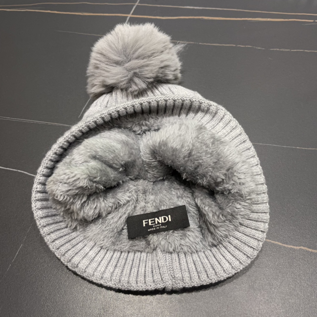  芬迪 FF 美拉德配色毛线帽经典款的带球帽型配确实别有一番味道 青春洋溢 充满活力💯