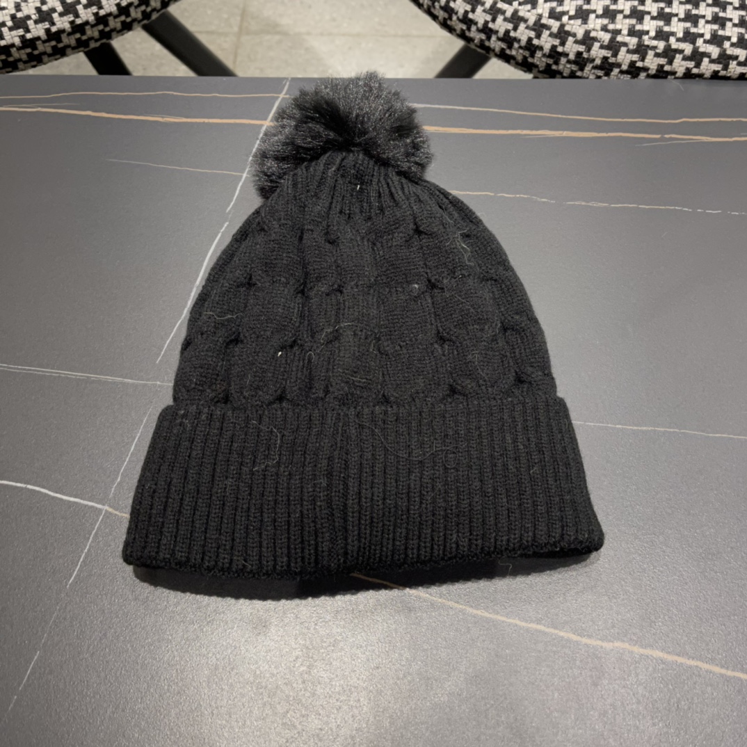  芬迪 FF 美拉德配色毛线帽经典款的带球帽型配确实别有一番味道 青春洋溢 充满活力💯