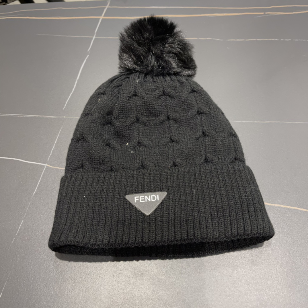  芬迪 FF 美拉德配色毛线帽经典款的带球帽型配确实别有一番味道 青春洋溢 充满活力💯