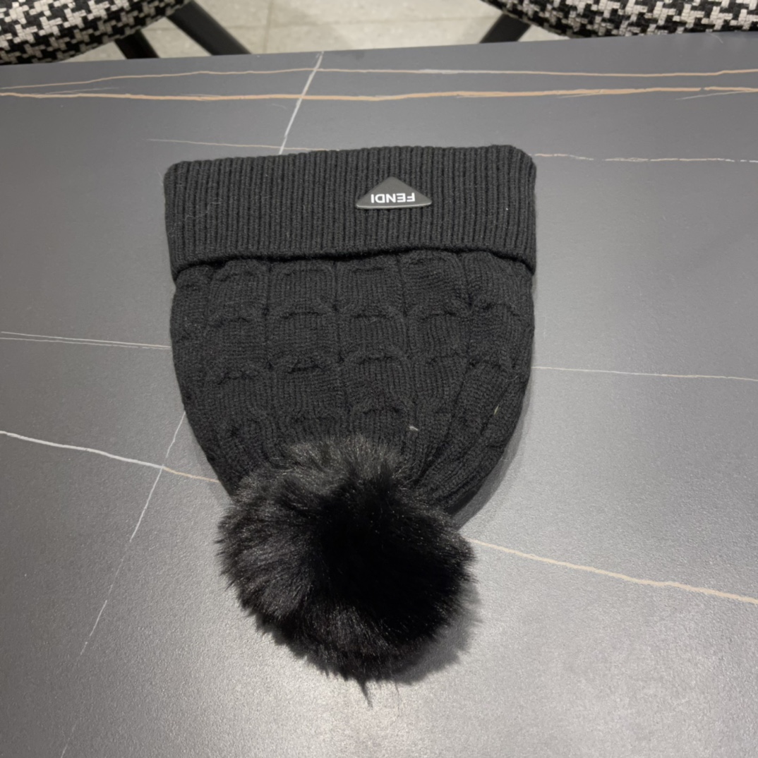  芬迪 FF 美拉德配色毛线帽经典款的带球帽型配确实别有一番味道 青春洋溢 充满活力💯