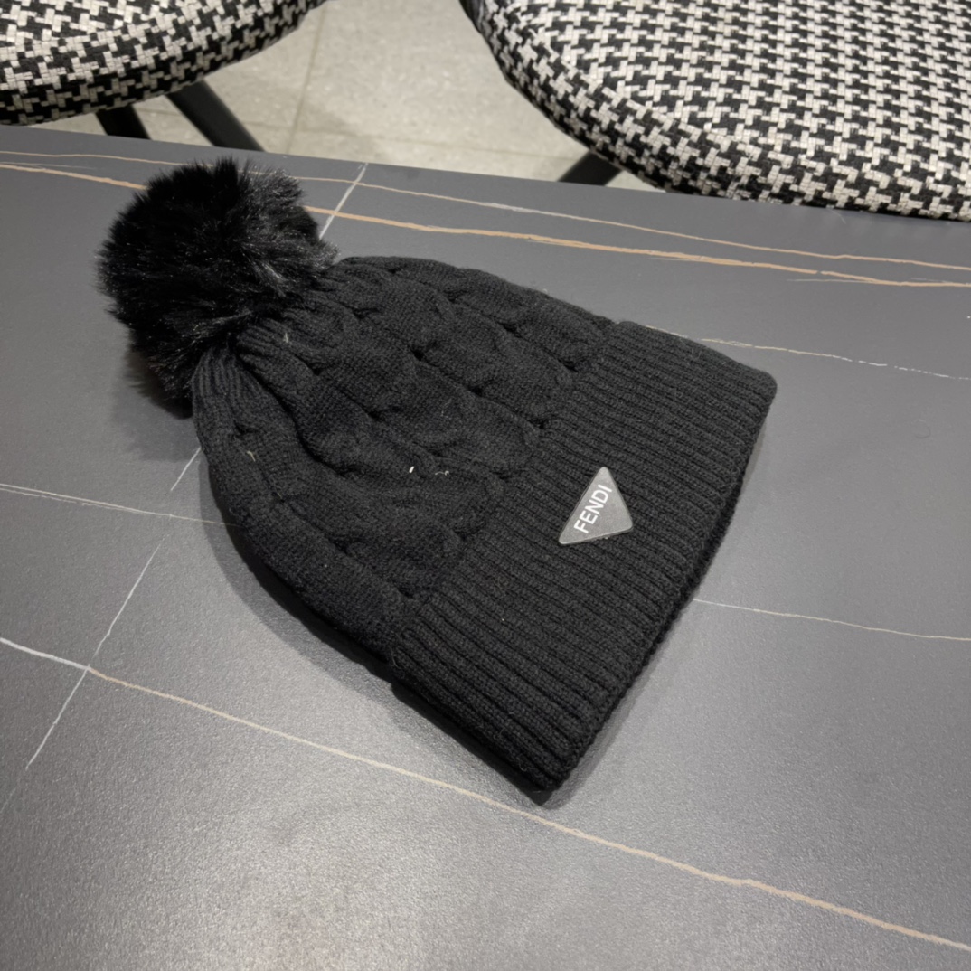  芬迪 FF 美拉德配色毛线帽经典款的带球帽型配确实别有一番味道 青春洋溢 充满活力💯