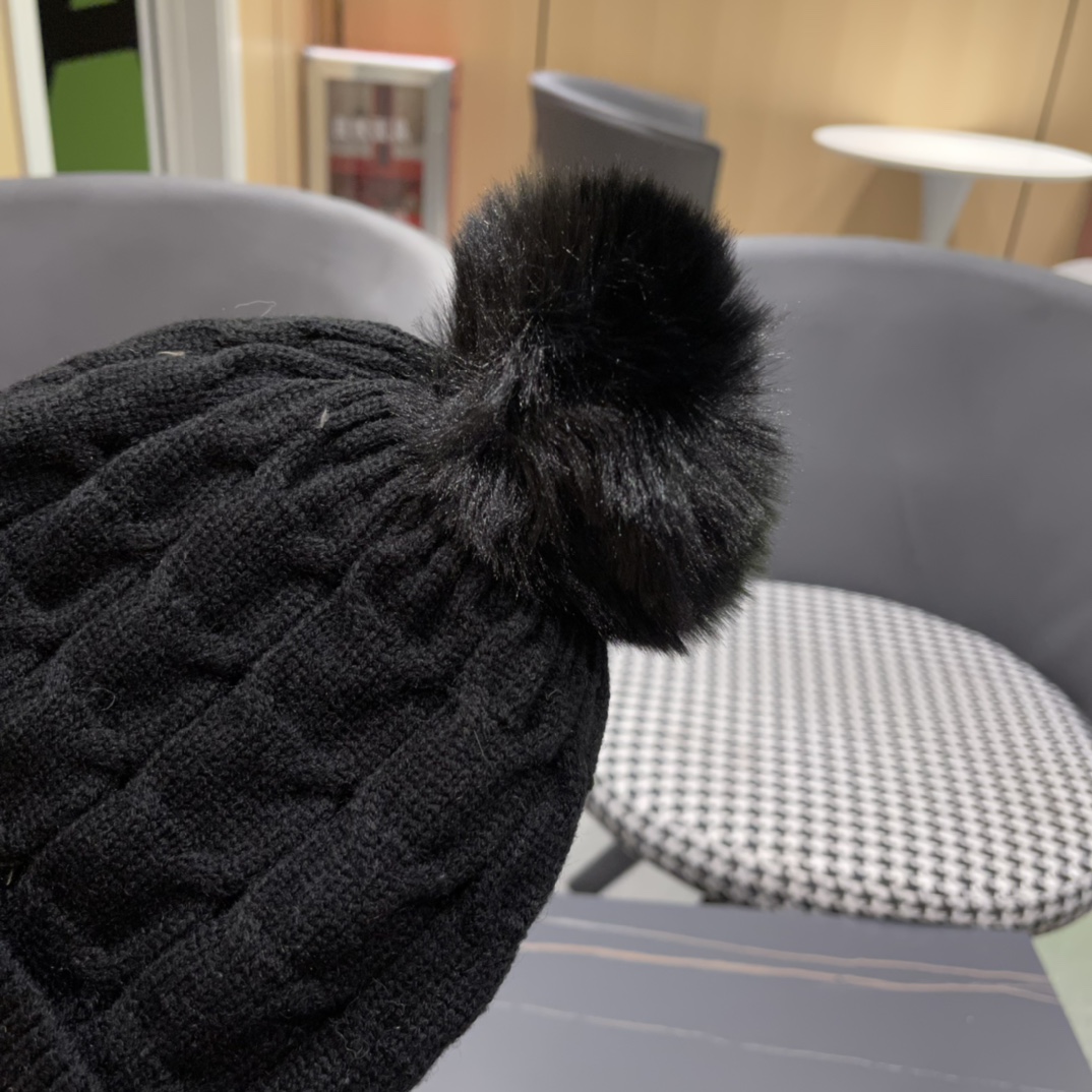  芬迪 FF 美拉德配色毛线帽经典款的带球帽型配确实别有一番味道 青春洋溢 充满活力💯