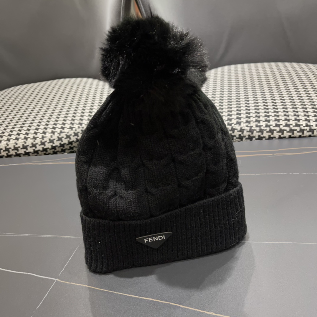  芬迪 FF 美拉德配色毛线帽经典款的带球帽型配确实别有一番味道 青春洋溢 充满活力💯