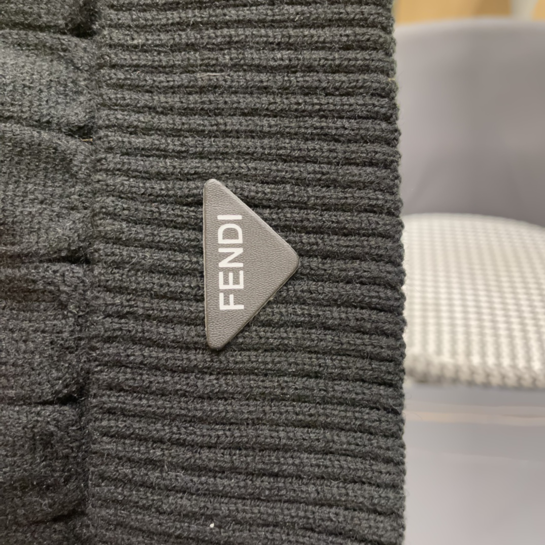  芬迪 FF 美拉德配色毛线帽经典款的带球帽型配确实别有一番味道 青春洋溢 充满活力💯