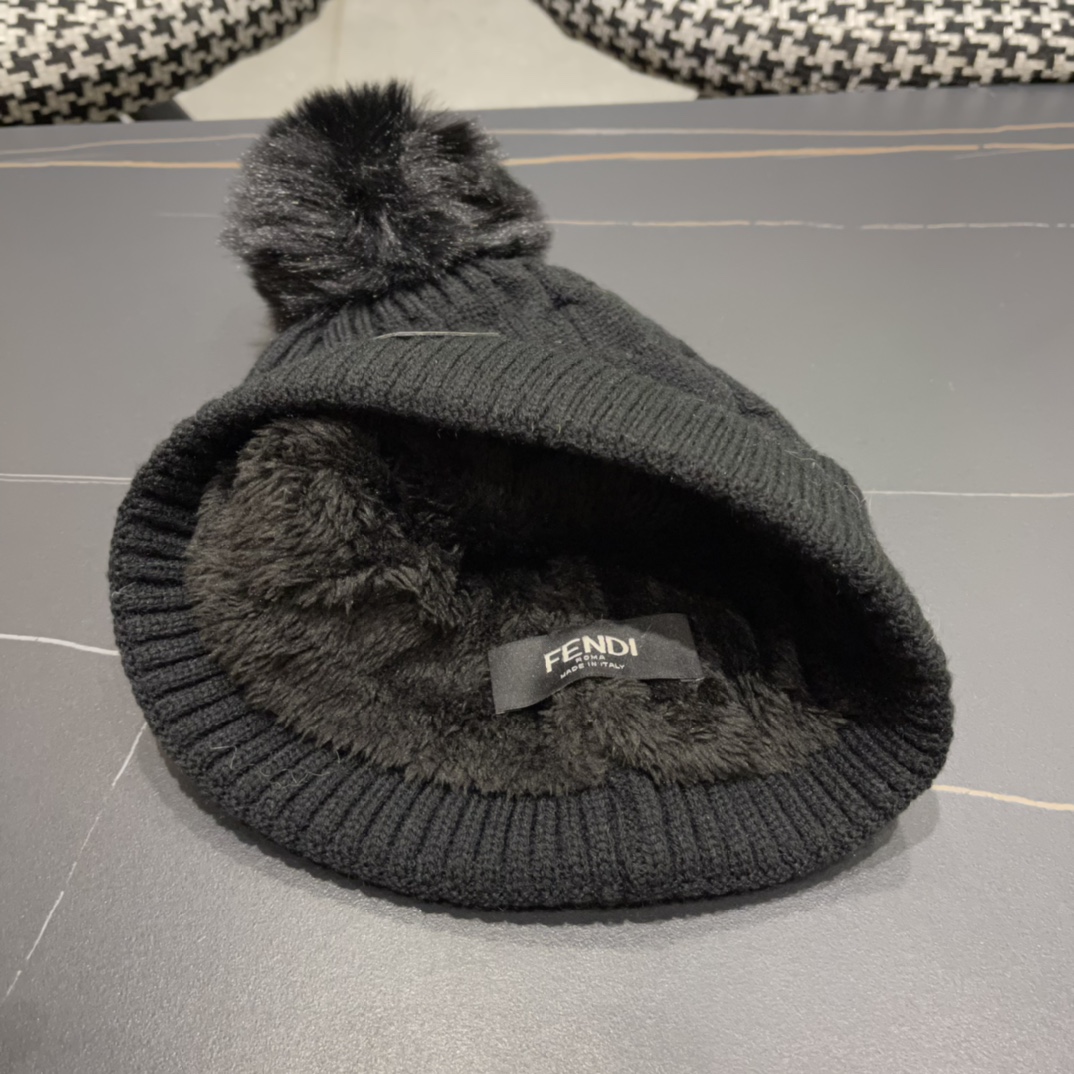  芬迪 FF 美拉德配色毛线帽经典款的带球帽型配确实别有一番味道 青春洋溢 充满活力💯