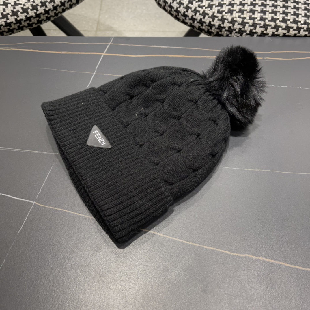  芬迪 FF 美拉德配色毛线帽经典款的带球帽型配确实别有一番味道 青春洋溢 充满活力💯