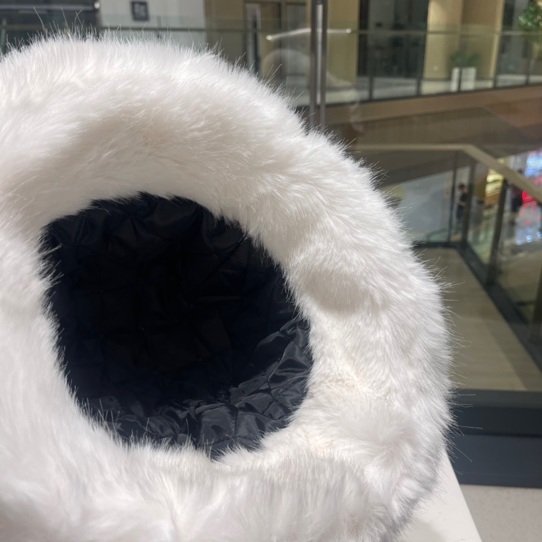 迪奥DIOR毛绒渔夫帽女秋冬季新款仿皮草显脸小帽子加厚保暖护耳盆帽雷锋帽