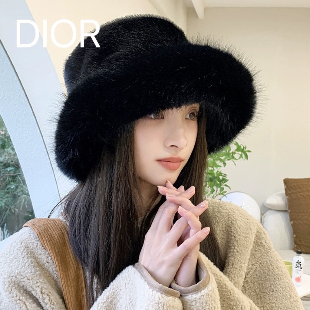迪奥DIOR毛绒渔夫帽女秋冬季新款仿皮草显脸小帽子加厚保暖护耳盆帽雷锋帽