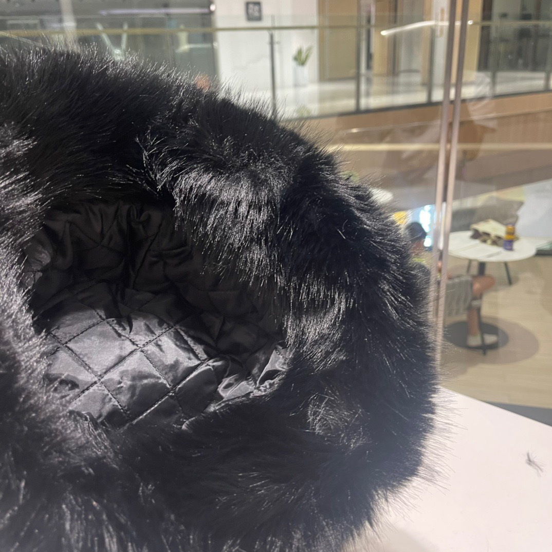 迪奥DIOR毛绒渔夫帽女秋冬季新款仿皮草显脸小帽子加厚保暖护耳盆帽雷锋帽