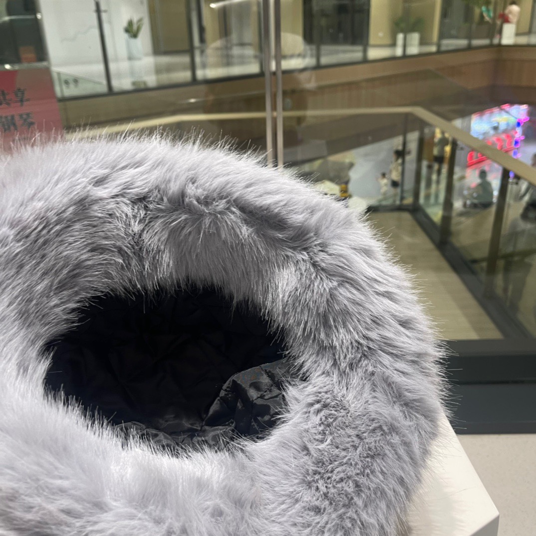 迪奥DIOR毛绒渔夫帽女秋冬季新款仿皮草显脸小帽子加厚保暖护耳盆帽雷锋帽