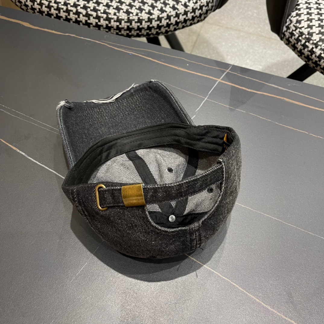  路易威登LouisVuitton2024新款牛仔棒球帽🧢  
LV棒球帽，简约大气，男女通用