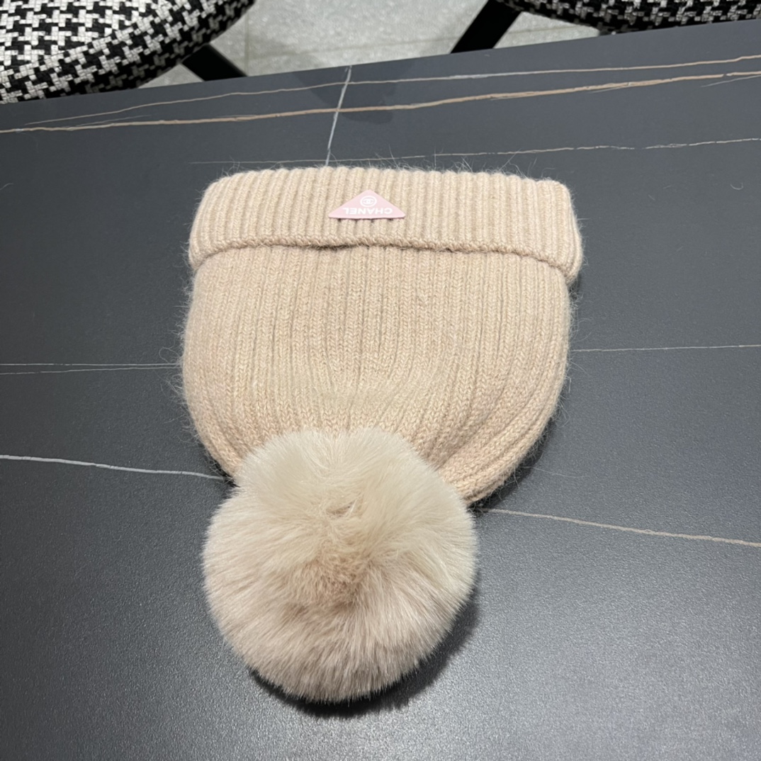  CHANEL香奈儿】新款小香风毛球针织毛线帽，大牌系列